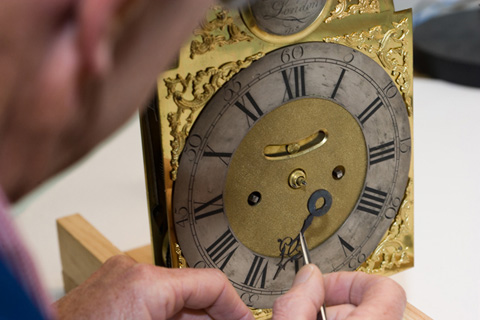 The "English" style hour hand is fitted.