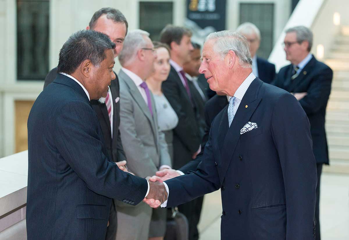 Peter Yu shaking hands with HRH The Prince of Wales. - click to view larger image