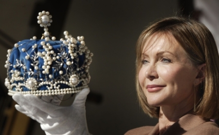 1973 titleholder Michelle Downes with the Miss Australia Quest crown. - crown_450w