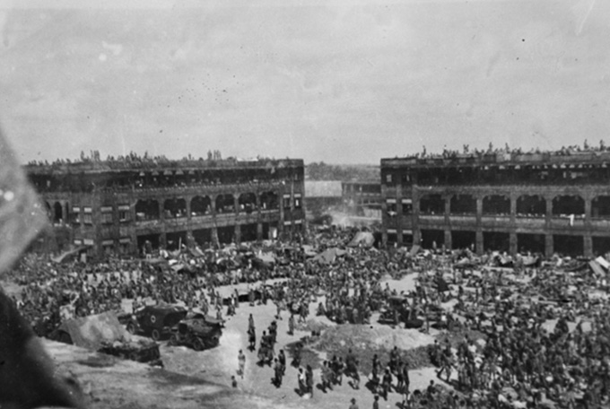 A black and white photo of Australian and British Prisoners of War at Selarang Barracks.