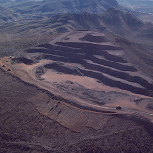 1960: Australian Government lifts restrictions on export of iron ore