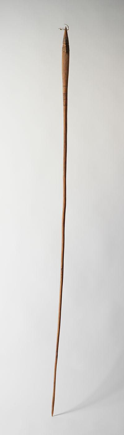 Wooden spear 1976 made by Anatjari (Yanyatjarri) Tjampitjinpa. - click to view larger image