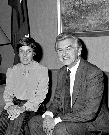: O’Neill and Hawke pose for the camera, seated on a couch