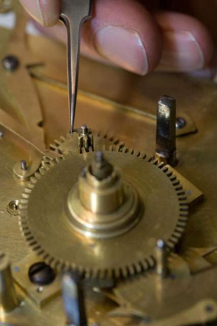 The minute wheel is secured with a fine conical shaped steel pin.