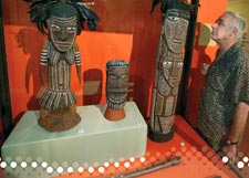 Ian Robinson looking at Tiwi sculptures