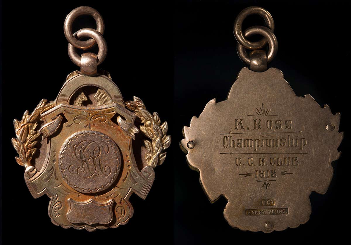 Front and back view of a medal. - click to view larger image