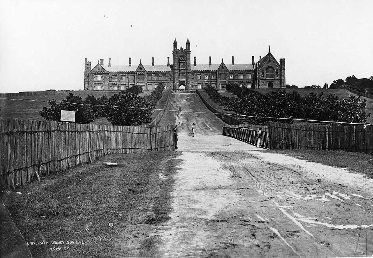 Black and white photograph of Sydney University.