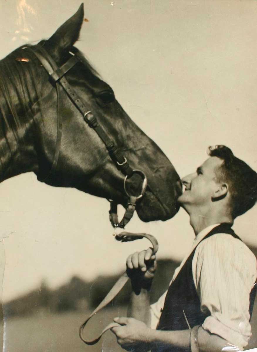 Tommy Woodcock and Phar Lap, Mexico, 1932 - click to view larger image
