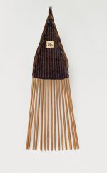  comb made of fifteen small sticks held together by a weave of coconut fibres.