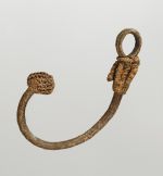 Spear thrower, cord or rope-like, made from plant fibre material intertwined with single coconut fibres to form a ring-shaped loop at one end and a complex knot at the other.