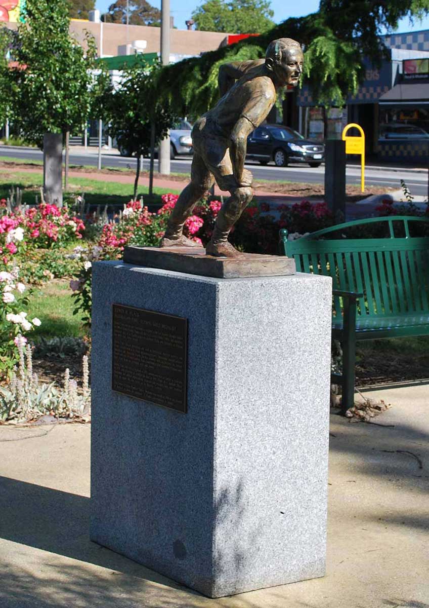 Monument commemorating Edwin Flack in Berwick - click to view larger image