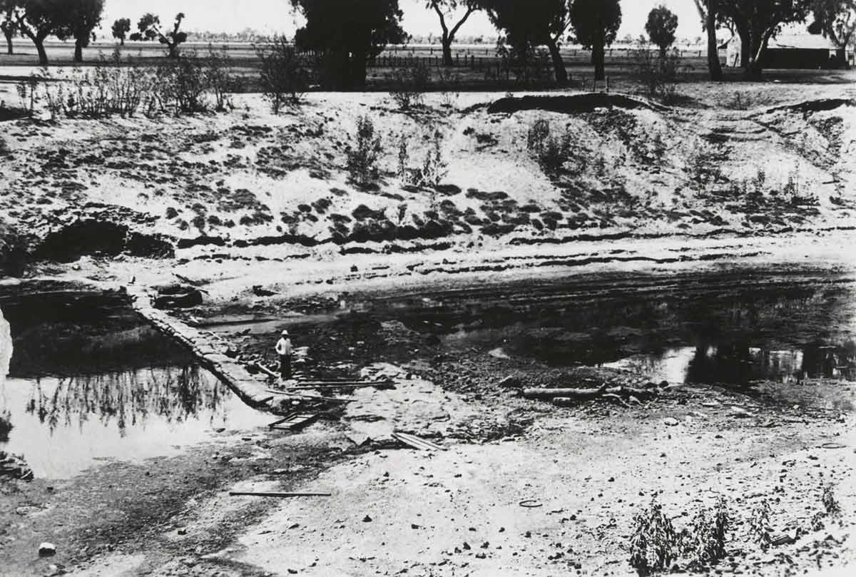 Darling River in drought, near Wilcannia, New South Wales, ca. 1902. - click to view larger image