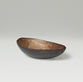 Kava cup that consists of a half coconut shell and has an oval form.