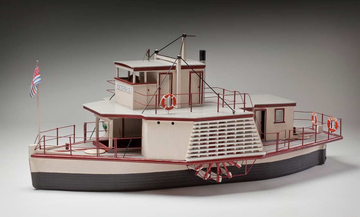 Paddle steamer model