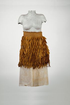 Overskirt made of diagonally plaited leaf strips incorporating leaf-like elements.