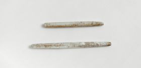 Ear sticks of two long, round and white rods polished, made from a seashell.