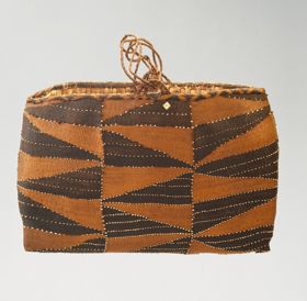 Rectangular-shaped basket made of coconut fibre and decorated with shells.